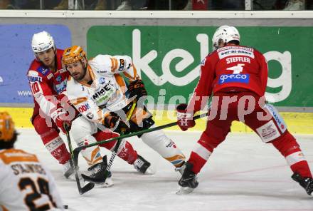 EBEL. Eishockey Bundesliga. KAC gegen	Steinbach Black Wings Linz. Thomas Vallant, Kele Steffler,  (KAC), Rafael Rotter  (Linz). Klagenfurt, am 8.2.2022.
Foto: Kuess
www.qspictures.net

---
pressefotos, pressefotografie, kuess, qs, qspictures, sport, bild, bilder, bilddatenbank