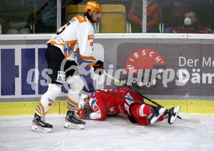 EBEL. Eishockey Bundesliga. KAC gegen	Steinbach Black Wings Linz. Andrej Tavzelj, (KAC),  Raphael Wolf  (Linz). Klagenfurt, am 8.2.2022.
Foto: Kuess
www.qspictures.net

---
pressefotos, pressefotografie, kuess, qs, qspictures, sport, bild, bilder, bilddatenbank