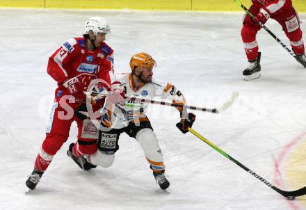 EBEL. Eishockey Bundesliga. KAC gegen	Steinbach Black Wings Linz. Manuel Ganahl,  (KAC), Rafael Rotter  (Linz). Klagenfurt, am 8.2.2022.
Foto: Kuess
www.qspictures.net

---
pressefotos, pressefotografie, kuess, qs, qspictures, sport, bild, bilder, bilddatenbank