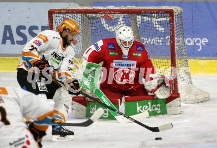 EBEL. Eishockey Bundesliga. KAC gegen	Steinbach Black Wings Linz. Val Usnik,  (KAC), Andreas Kristler  (Linz). Klagenfurt, am 8.2.2022.
Foto: Kuess
www.qspictures.net

---
pressefotos, pressefotografie, kuess, qs, qspictures, sport, bild, bilder, bilddatenbank