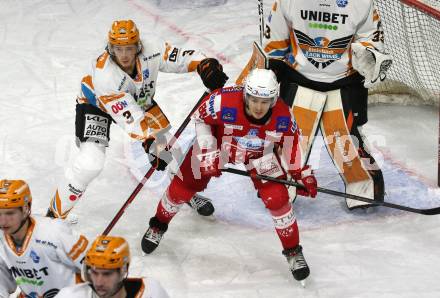 EBEL. Eishockey Bundesliga. KAC gegen	Steinbach Black Wings Linz. Nikolaus Kraus,  (KAC), Laurin Mueller  (Linz). Klagenfurt, am 8.2.2022.
Foto: Kuess
www.qspictures.net

---
pressefotos, pressefotografie, kuess, qs, qspictures, sport, bild, bilder, bilddatenbank