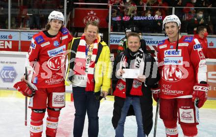 EBEL. Eishockey Bundesliga. KAC gegen	Steinbach Black Wings Linz. Spieler des Abends David Maier, Clemens Unterweger (KAC). Klagenfurt, am 8.2.2022.
Foto: Kuess
www.qspictures.net

---
pressefotos, pressefotografie, kuess, qs, qspictures, sport, bild, bilder, bilddatenbank