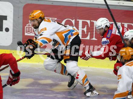 EBEL. Eishockey Bundesliga. KAC gegen	Steinbach Black Wings Linz. Rok Ticar,  (KAC), Kai Kantola  (Linz). Klagenfurt, am 8.2.2022.
Foto: Kuess
www.qspictures.net

---
pressefotos, pressefotografie, kuess, qs, qspictures, sport, bild, bilder, bilddatenbank