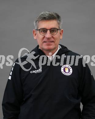 Fussball. Bundesliga. Austria Klagenfurt. Mannschaftsfototermin. Portrait. Dr. Ernst Benischke . Klagenfurt, 10.2.2022.
Foto: Kuess
www.qspictures.net

---
pressefotos, pressefotografie, kuess, qs, qspictures, sport, bild, bilder, bilddatenbank