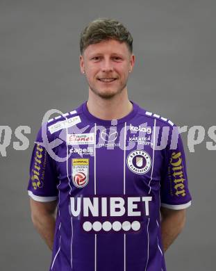 Fussball. Bundesliga. Austria Klagenfurt. Mannschaftsfototermin. Portrait. Fabian Miesenboeck . Klagenfurt, 10.2.2022.
Foto: Kuess
www.qspictures.net

---
pressefotos, pressefotografie, kuess, qs, qspictures, sport, bild, bilder, bilddatenbank