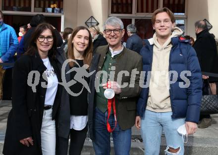 Snowboard. Empfang Silbermedaillengewinnerin Daniela Ulbing.  Mutter, Vater Hubert, Bruder, Daniela Ulbing. Villach, am 11.2.2022.
Foto: Kuess
www.qspictures.net
www.qspictures.net
---
pressefotos, pressefotografie, kuess, qs, qspictures, sport, bild, bilder, bilddatenbank