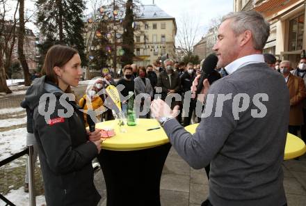 Snowboard. Empfang Silbermedaillengewinnerin Daniela Ulbing.  Daniela Ulbing, Joschi Peharz. Villach, am 11.2.2022.
Foto: Kuess
www.qspictures.net
---
pressefotos, pressefotografie, kuess, qs, qspictures, sport, bild, bilder, bilddatenbank