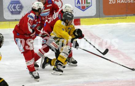 EBEL. Eishockey Bundesliga. KAC gegen	HC Pustertal Woelfe. Samuel Witting, Fabian Hochegger, (KAC),  Jakob Stukel  (Pustertal). Klagenfurt, am 13.2.2022.
Foto: Kuess
www.qspictures.net

---
pressefotos, pressefotografie, kuess, qs, qspictures, sport, bild, bilder, bilddatenbank