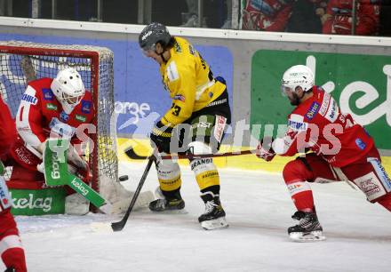 EBEL. Eishockey Bundesliga. KAC gegen	HC Pustertal Woelfe. Val Usnik, Steven Strong,  (KAC),Jakob Stukel   (Pustertal). Klagenfurt, am 13.2.2022.
Foto: Kuess
www.qspictures.net

---
pressefotos, pressefotografie, kuess, qs, qspictures, sport, bild, bilder, bilddatenbank