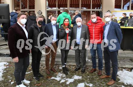 Snowboard. Empfang Silbermedaillengewinnerin Daniela Ulbing.  Buergermeister Guenther Albel, Landessportdirektor Arno Arthofer, LAbg. Guenther Leikam, Daniela Ulbing, Anton Leikam, Dieter Moertl, Werner Pietsch. Villach, am 11.2.2022.
Foto: Kuess
www.qspictures.net
---
pressefotos, pressefotografie, kuess, qs, qspictures, sport, bild, bilder, bilddatenbank