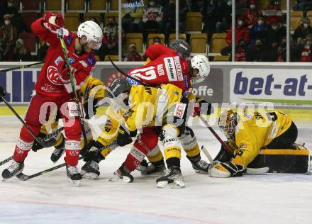 EBEL. Eishockey Bundesliga. KAC gegen	HC Pustertal Woelfe. Stefan Geier, David Maier,  (KAC), Raphael Andergassen, Tomas Joshua Sholl  (Pustertal). Klagenfurt, am 13.2.2022.
Foto: Kuess
www.qspictures.net

---
pressefotos, pressefotografie, kuess, qs, qspictures, sport, bild, bilder, bilddatenbank