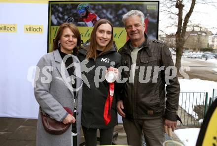 Snowboard. Empfang Silbermedaillengewinnerin Daniela Ulbing.  Daniela Ulbing,Christian Gfrerer. Villach, am 11.2.2022.
Foto: Kuess
www.qspictures.net
---
pressefotos, pressefotografie, kuess, qs, qspictures, sport, bild, bilder, bilddatenbank