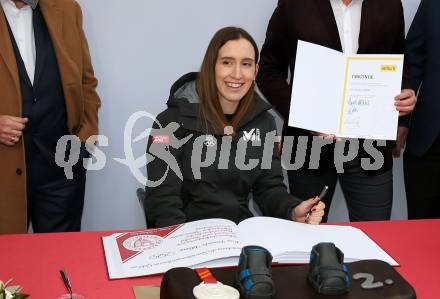 Snowboard. Empfang Silbermedaillengewinnerin Daniela Ulbing.  . Villach, am 11.2.2022.
Foto: Kuess
www.qspictures.net
---
pressefotos, pressefotografie, kuess, qs, qspictures, sport, bild, bilder, bilddatenbank