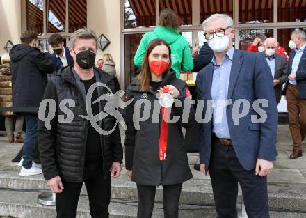 Snowboard. Empfang Silbermedaillengewinnerin Daniela Ulbing.  Landessportdirektor Arno Arthofer, Daniela Ulbing,, Werner Pietsch. Villach, am 11.2.2022.
Foto: Kuess
www.qspictures.net
---
pressefotos, pressefotografie, kuess, qs, qspictures, sport, bild, bilder, bilddatenbank