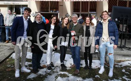 Snowboard. Empfang Silbermedaillengewinnerin Daniela Ulbing.  Mutter, Vater Hubert, Bruder, Daniela Ulbing,. Villach, am 11.2.2022.
Foto: Kuess
www.qspictures.net
---
pressefotos, pressefotografie, kuess, qs, qspictures, sport, bild, bilder, bilddatenbank