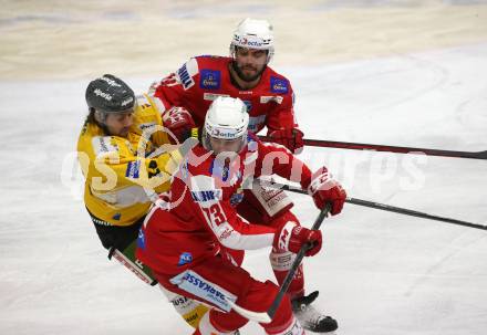 EBEL. Eishockey Bundesliga. KAC gegen	HC Pustertal Woelfe. Niklas Andre Wuerschl, Steven Strong,  (KAC),  Maxwell Nicholas Gerlach (Pustertal). Klagenfurt, am 13.2.2022.
Foto: Kuess
www.qspictures.net

---
pressefotos, pressefotografie, kuess, qs, qspictures, sport, bild, bilder, bilddatenbank