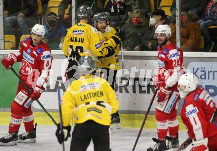 EBEL. Eishockey Bundesliga. KAC gegen	HC Pustertal Woelfe. Torjubel Gregory Kenneth Charles Carey, Johan Harju   (Pustertal). Klagenfurt, am 13.2.2022.
Foto: Kuess
www.qspictures.net

---
pressefotos, pressefotografie, kuess, qs, qspictures, sport, bild, bilder, bilddatenbank