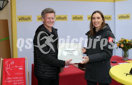 Snowboard. Empfang Silbermedaillengewinnerin Daniela Ulbing.  Landessportdirektor Arno Arthofer, Daniela Ulbing. Villach, am 11.2.2022.
Foto: Kuess
www.qspictures.net
---
pressefotos, pressefotografie, kuess, qs, qspictures, sport, bild, bilder, bilddatenbank