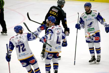 EBEL. Eishockey Bundesliga. VSV gegen HC Pustertal Woelfe.  Torjubel John Hughes, Jamie Fraser, Rick Schofield (VSV). Villach, am 16.2.2022.
Foto: Kuess
www.qspictures.net
---
pressefotos, pressefotografie, kuess, qs, qspictures, sport, bild, bilder, bilddatenbank