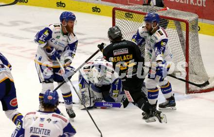 EBEL. Eishockey Bundesliga. VSV gegen HC Pustertal Woelfe.  Jamie Fraser, Andreas Bernard, SEbastian Zauner,  (VSV),  Maxwell Nicholas Gerlach (Pustertal). Villach, am 16.2.2022.
Foto: Kuess
www.qspictures.net
---
pressefotos, pressefotografie, kuess, qs, qspictures, sport, bild, bilder, bilddatenbank