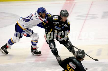 EBEL. Eishockey Bundesliga. VSV gegen HC Pustertal Woelfe.  Kevin Moderer,  (VSV), Simon Berger  (Pustertal). Villach, am 16.2.2022.
Foto: Kuess
www.qspictures.net
---
pressefotos, pressefotografie, kuess, qs, qspictures, sport, bild, bilder, bilddatenbank