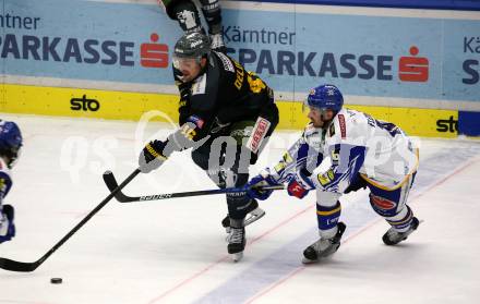 EBEL. Eishockey Bundesliga. VSV gegen HC Pustertal Woelfe. Brett Flemming,  (VSV),  Ivan Deluca  (Pustertal). Villach, am 16.2.2022.
Foto: Kuess
www.qspictures.net
---
pressefotos, pressefotografie, kuess, qs, qspictures, sport, bild, bilder, bilddatenbank