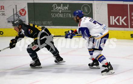 EBEL. Eishockey Bundesliga. VSV gegen HC Pustertal Woelfe. Kevin Moderer,  (VSV),  Shane Robert Hanna  (Pustertal). Villach, am 16.2.2022.
Foto: Kuess
www.qspictures.net
---
pressefotos, pressefotografie, kuess, qs, qspictures, sport, bild, bilder, bilddatenbank