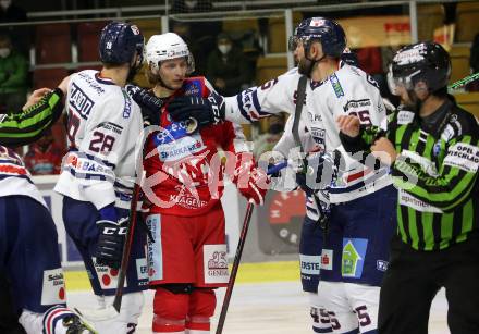 EBEL. Eishockey Bundesliga. KAC gegen	Hydro Fehervar AV 19. David Maier,  (KAC), Daniel Szabo, Andrew Sarauer  (Fehervar). Klagenfurt, am 18.2.2022.
Foto: Kuess
www.qspictures.net

---
pressefotos, pressefotografie, kuess, qs, qspictures, sport, bild, bilder, bilddatenbank