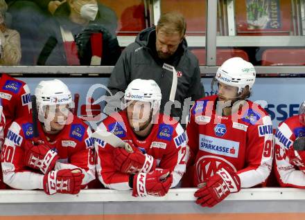 EBEL. Eishockey Bundesliga. KAC gegen	Hydro Fehervar AV 19. Nikolaus Kraus, Manuel Geier, Daniel Obersteiner, Trainer Petri Matikainen (KAC). Klagenfurt, am 18.2.2022.
Foto: Kuess
www.qspictures.net

---
pressefotos, pressefotografie, kuess, qs, qspictures, sport, bild, bilder, bilddatenbank