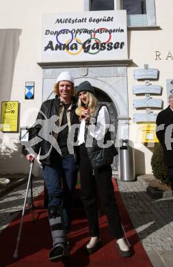 Snowboard. Slopestyle.  Big Air. Empfang Olympiasiegerin Anna Gasser.   Anna Gasser mit Freund Clemens Millauer. Millstatt, am 20.2.2022.
Foto: Kuess
www.qspictures.net
---
pressefotos, pressefotografie, kuess, qs, qspictures, sport, bild, bilder, bilddatenbank