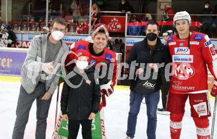 EBEL. Eishockey Bundesliga. KAC gegen	Tesla Orli Znojmo. Spieler des Abends Sebastian Dahm, Clemens Unterweger (KAC). Klagenfurt, am 18.2.2022.
Foto: Kuess
www.qspictures.net

---
pressefotos, pressefotografie, kuess, qs, qspictures, sport, bild, bilder, bilddatenbank