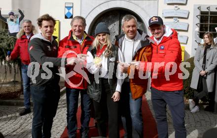 Snowboard. Slopestyle.  Big Air. Empfang Olympiasiegerin Anna Gasser.   Matthias Mayer, Franz Klammer, Anna Gasser, Fritz Strobl, Thomas Morgenstern. Millstatt, am 20.2.2022.
Foto: Kuess
www.qspictures.net
---
pressefotos, pressefotografie, kuess, qs, qspictures, sport, bild, bilder, bilddatenbank