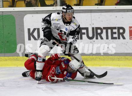 EBEL. Eishockey Bundesliga. KAC gegen	Tesla Orli Znojmo. Martin Schumnig,  (KAC), Tor Eriksson Immo  (Znojmo). Klagenfurt, am 18.2.2022.
Foto: Kuess
www.qspictures.net

---
pressefotos, pressefotografie, kuess, qs, qspictures, sport, bild, bilder, bilddatenbank