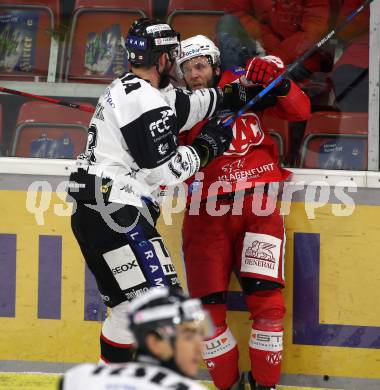 EBEL. Eishockey Bundesliga. KAC gegen	Tesla Orli Znojmo. Rok Ticar, (KAC),  Brittain Joshua (Znojmo). Klagenfurt, am 18.2.2022.
Foto: Kuess
www.qspictures.net

---
pressefotos, pressefotografie, kuess, qs, qspictures, sport, bild, bilder, bilddatenbank