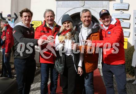 Snowboard. Slopestyle.  Big Air. Empfang Olympiasiegerin Anna Gasser. Matthias Mayer, Franz Klammer, Anna Gasser, Fritz Strobl, Thomas Morgenstern. Millstatt, am 20.2.2022.
Foto: Kuess
www.qspictures.net
---
pressefotos, pressefotografie, kuess, qs, qspictures, sport, bild, bilder, bilddatenbank