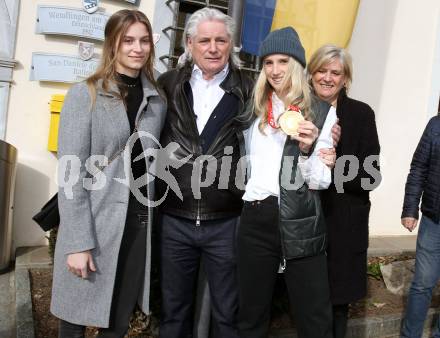 Snowboard. Slopestyle.  Big Air. Empfang Olympiasiegerin Anna Gasser.   Anna Gasser mit Vater Peter, Mutter Liesbeth und Schwester Eva. Millstatt, am 20.2.2022.
Foto: Kuess
www.qspictures.net
---
pressefotos, pressefotografie, kuess, qs, qspictures, sport, bild, bilder, bilddatenbank