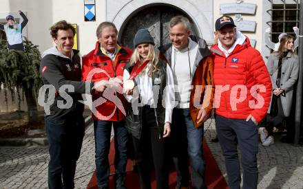 Snowboard. Slopestyle.  Big Air. Empfang Olympiasiegerin Anna Gasser.   Matthias Mayer, Franz Klammer, Anna Gasser, Fritz Strobl, Thomas Morgenstern. Millstatt, am 20.2.2022.
Foto: Kuess
www.qspictures.net
---
pressefotos, pressefotografie, kuess, qs, qspictures, sport, bild, bilder, bilddatenbank