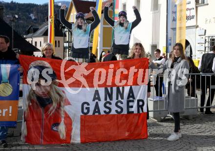 Snowboard. Slopestyle.  Big Air. Empfang Olympiasiegerin Anna Gasser.   Fans. Millstatt, am 20.2.2022.
Foto: Kuess
www.qspictures.net
---
pressefotos, pressefotografie, kuess, qs, qspictures, sport, bild, bilder, bilddatenbank