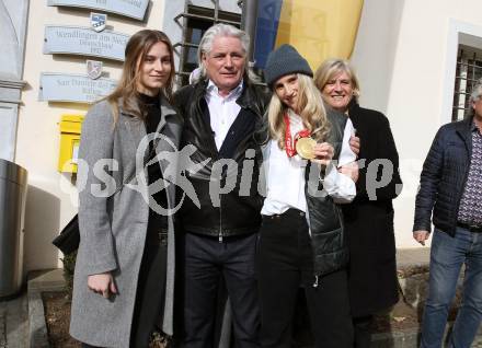 Snowboard. Slopestyle.  Big Air. Empfang Olympiasiegerin Anna Gasser.   Anna Gasser mit Vater Peter, Mutter Liesbeth und Schwester Eva. Millstatt, am 20.2.2022.
Foto: Kuess
www.qspictures.net
---
pressefotos, pressefotografie, kuess, qs, qspictures, sport, bild, bilder, bilddatenbank