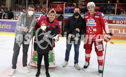 EBEL. Eishockey Bundesliga. KAC gegen	Tesla Orli Znojmo. Spieler des Abends Sebastian Dahm, Clemens Unterweger (KAC). Klagenfurt, am 18.2.2022.
Foto: Kuess
www.qspictures.net

---
pressefotos, pressefotografie, kuess, qs, qspictures, sport, bild, bilder, bilddatenbank