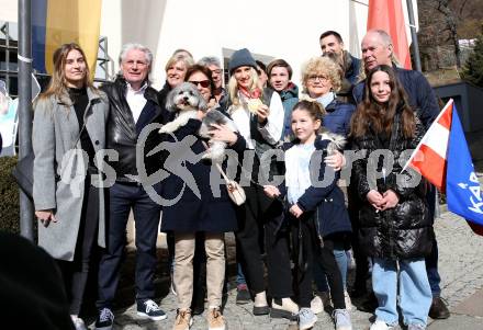 Snowboard. Slopestyle.  Big Air. Empfang Olympiasiegerin Anna Gasser.   Anna Gasser mit Vater Peter, Mutter Liesbeth und Schwester Eva. Millstatt, am 20.2.2022.
Foto: Kuess
www.qspictures.net
---
pressefotos, pressefotografie, kuess, qs, qspictures, sport, bild, bilder, bilddatenbank