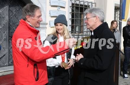 Snowboard. Slopestyle.  Big Air. Empfang Olympiasiegerin Anna Gasser. Franz Klammer,  Anna Gasser, Landeshauptmann Peter Kaiser. Millstatt, am 20.2.2022.
Foto: Kuess
www.qspictures.net
---
pressefotos, pressefotografie, kuess, qs, qspictures, sport, bild, bilder, bilddatenbank