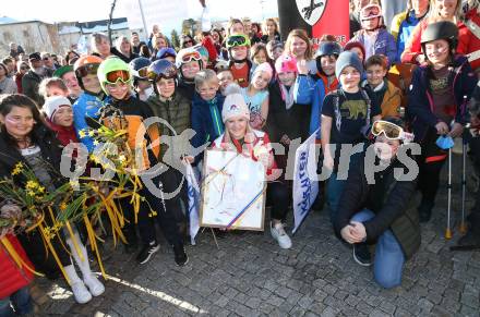 Schi Alpin. Empfang Olympiasiegerin Katharina Truppe. Katharina Truppe,  Volksschulkinder. Latschach, Finkenstein, am 23.2.2022.
Foto: Kuess
www.qspictures.net
---
pressefotos, pressefotografie, kuess, qs, qspictures, sport, bild, bilder, bilddatenbank