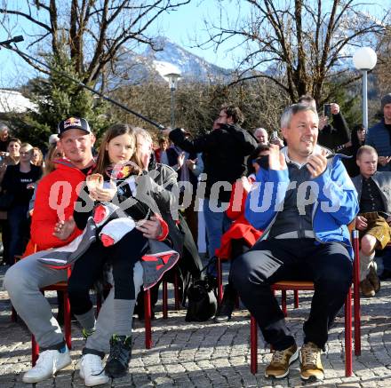 Schi Alpin. Empfang Olympiasiegerin Katharina Truppe. Thomas Morgenstern, Fritz Strobl. Latschach, Finkenstein, am 23.2.2022.
Foto: Kuess
www.qspictures.net
---
pressefotos, pressefotografie, kuess, qs, qspictures, sport, bild, bilder, bilddatenbank