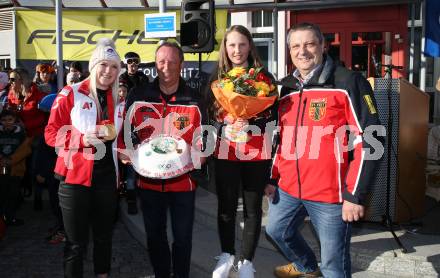 Schi Alpin. Empfang Olympiasiegerin Katharina Truppe. Katharina Truppe, Ferdinand Knees, Elisa Torkar, Karl Jaritz. Latschach, Finkenstein, am 23.2.2022.
Foto: Kuess
www.qspictures.net
---
pressefotos, pressefotografie, kuess, qs, qspictures, sport, bild, bilder, bilddatenbank