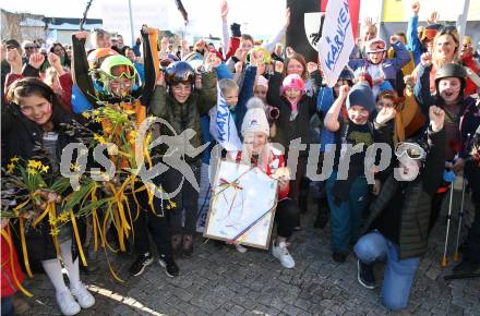 Schi Alpin. Empfang Olympiasiegerin Katharina Truppe. Katharina Truppe,  Volksschulkinder. Latschach, Finkenstein, am 23.2.2022.
Foto: Kuess
www.qspictures.net
---
pressefotos, pressefotografie, kuess, qs, qspictures, sport, bild, bilder, bilddatenbank