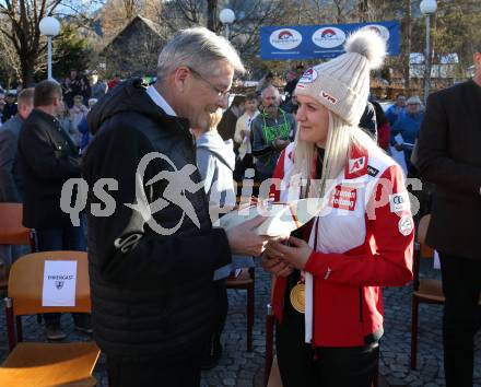 Schi Alpin. Empfang Olympiasiegerin Katharina Truppe. Landeshauptmann Peter Kaiser, Katharina Truppe,. Latschach, Finkenstein, am 23.2.2022.
Foto: Kuess
www.qspictures.net
---
pressefotos, pressefotografie, kuess, qs, qspictures, sport, bild, bilder, bilddatenbank