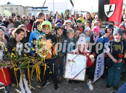 Schi Alpin. Empfang Olympiasiegerin Katharina Truppe. Katharina Truppe,  Volksschulkinder. Latschach, Finkenstein, am 23.2.2022.
Foto: Kuess
www.qspictures.net
---
pressefotos, pressefotografie, kuess, qs, qspictures, sport, bild, bilder, bilddatenbank