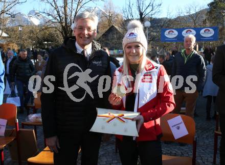 Schi Alpin. Empfang Olympiasiegerin Katharina Truppe. Landeshauptmann Peter Kaiser, Katharina Truppe,. Latschach, Finkenstein, am 23.2.2022.
Foto: Kuess
www.qspictures.net
---
pressefotos, pressefotografie, kuess, qs, qspictures, sport, bild, bilder, bilddatenbank