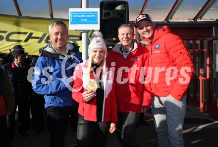 Schi Alpin. Empfang Olympiasiegerin Katharina Truppe. Fritz Strobl, Katharina Truppe, Karl Schnabl, Thomas Morgenstern, . Latschach, Finkenstein, am 23.2.2022.
Foto: Kuess
www.qspictures.net
---
pressefotos, pressefotografie, kuess, qs, qspictures, sport, bild, bilder, bilddatenbank